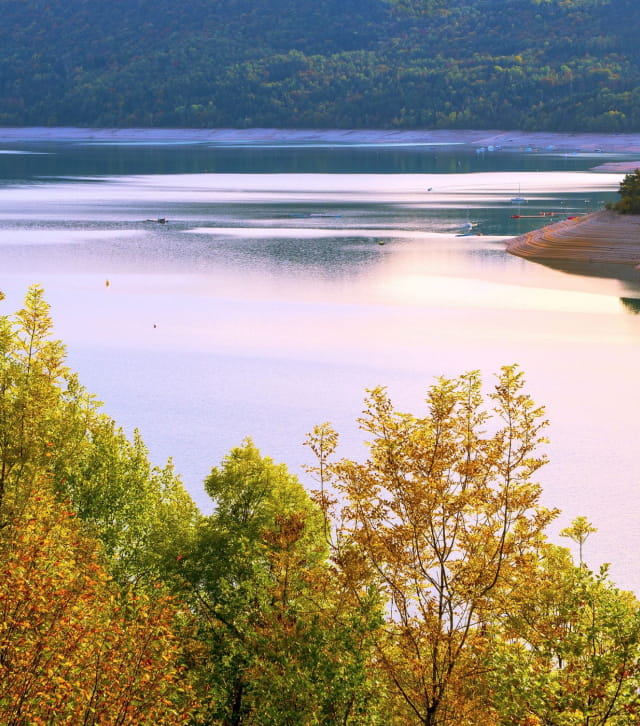 le lac de Vouglans à l'automne vu depuis un belvédère