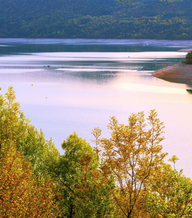 le lac de Vouglans à l'automne vu depuis un belvédère