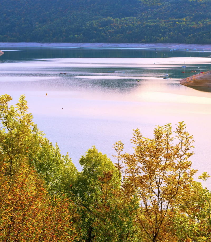 le lac de Vouglans à l'automne vu depuis un belvédère