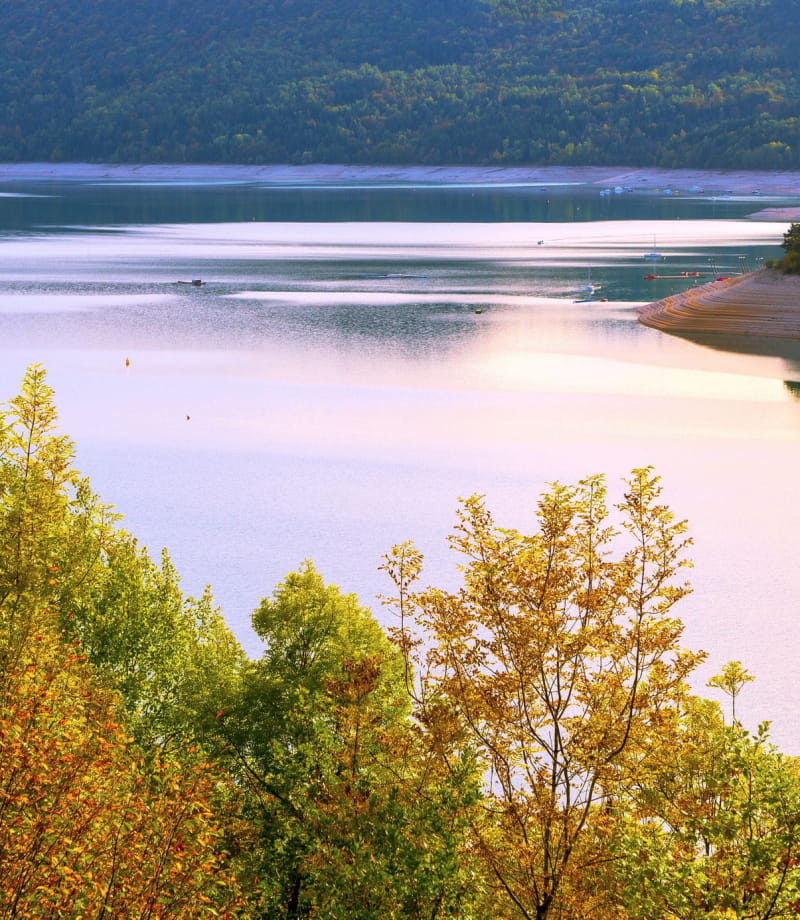 le lac de Vouglans à l'automne vu depuis un belvédère