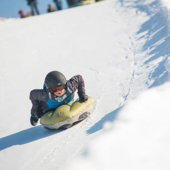 Enfant en descente snow tubbing
