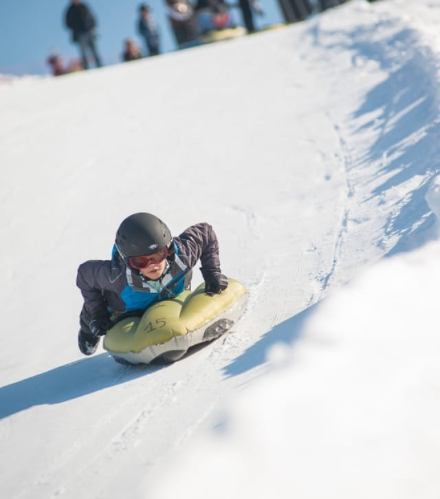 Enfant en descente snow tubbing