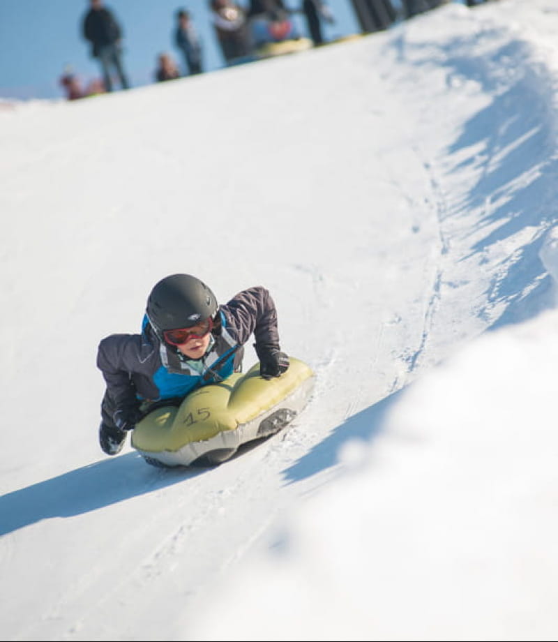 Enfant en descente snow tubbing