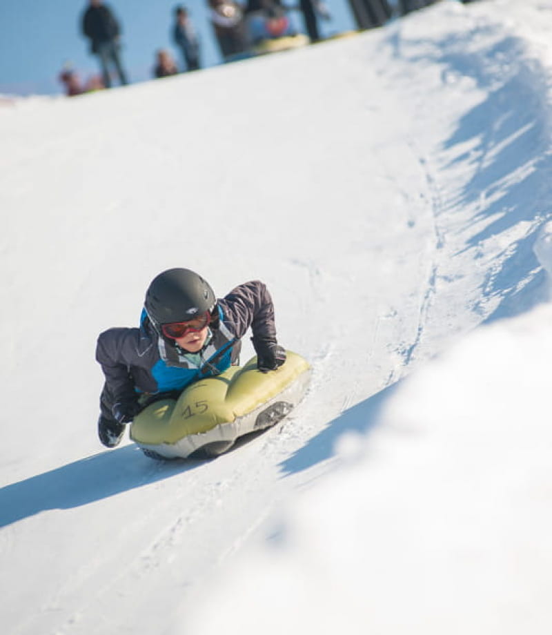 Enfant en descente snow tubbing