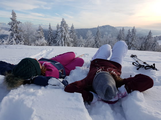 Détente au sommet du Mont d'Or : vue sur la chaîne des Alpes