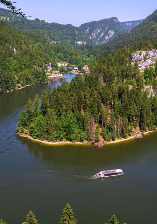 Bateau promenade sur le Doubs sur le circuit de la cascade du Saut-du-Doubs