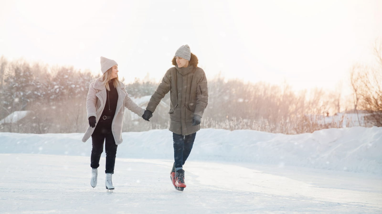 Par grand froid, l'eau se fige et offre une patinoire à ciel ouvert
