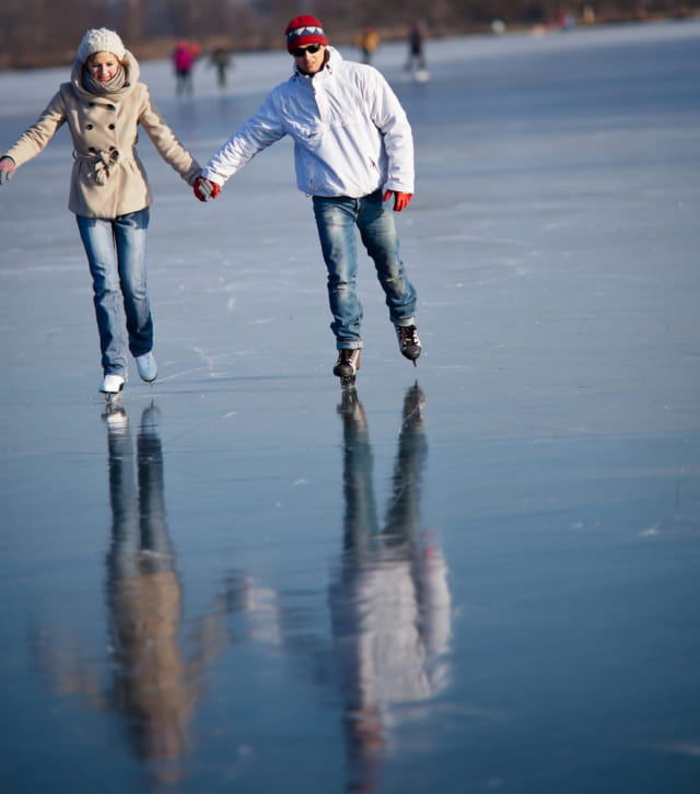 Couple de patineurs sur le lac des Rousses gelé