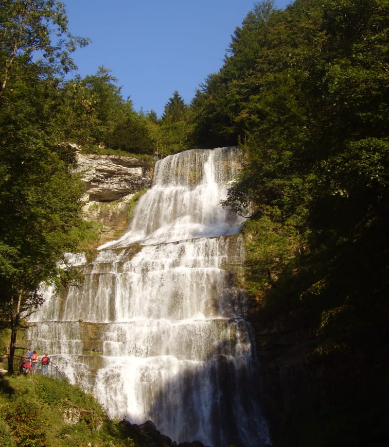 Plan large des Cascades du Hérisson à Doucier