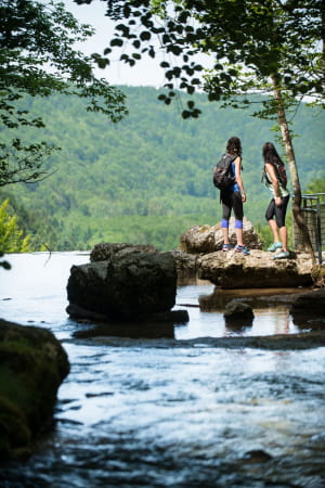 Randonneuses sur le site des cascades du Hérisson