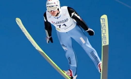 Saut à ski depuis un tremplin dans le Jura