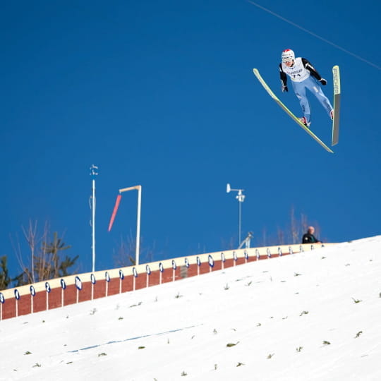 Saut à ski depuis un tremplin dans le Jura
