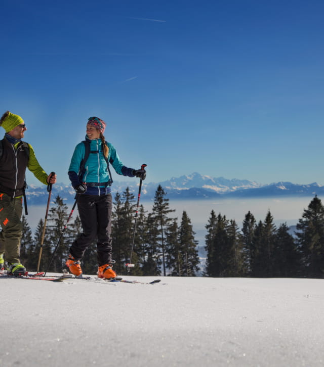 Ski de rando dans le Haut-Doubs avec vue sur les Alpes