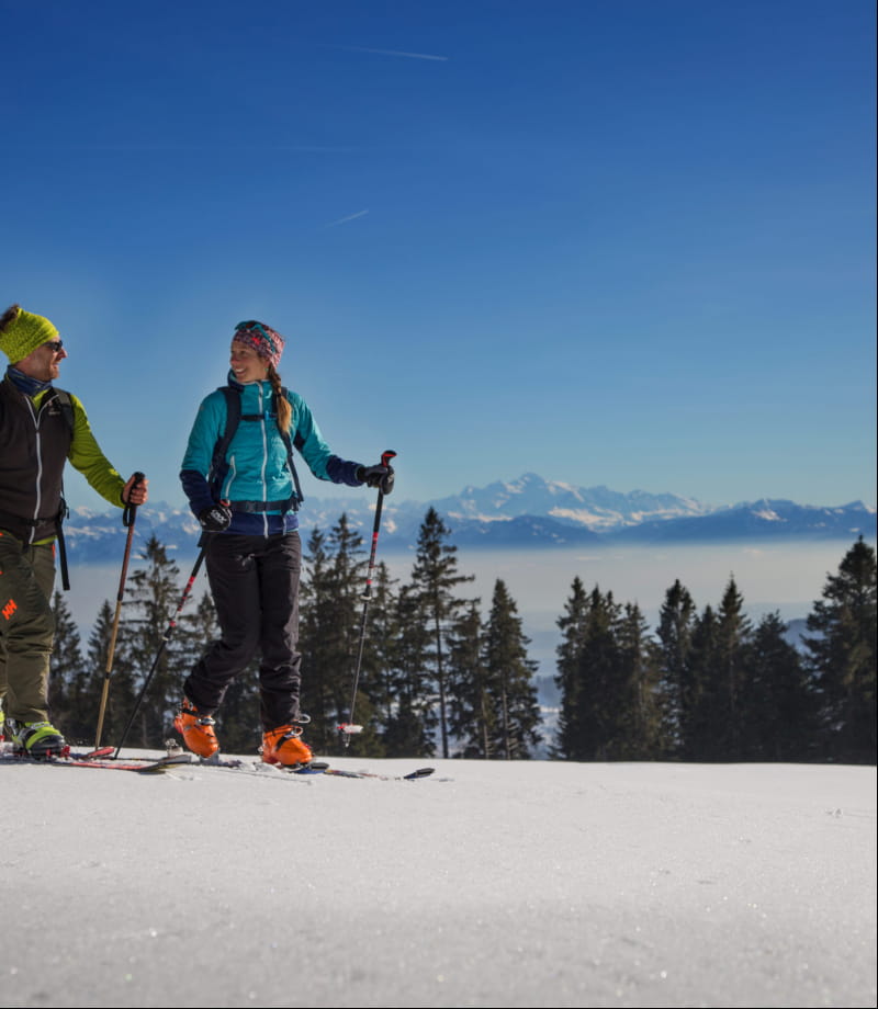 Ski de rando dans le Haut-Doubs avec vue sur les Alpes
