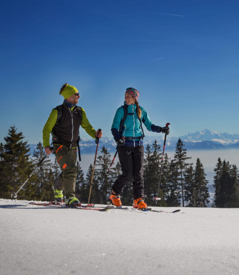 Ski de rando dans le Haut-Doubs avec vue sur les Alpes