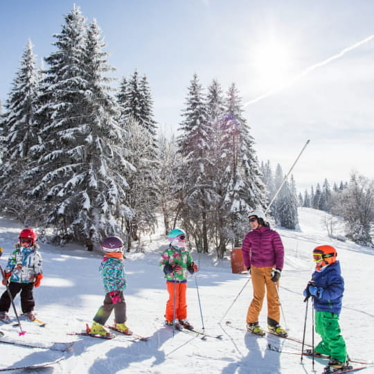 Appréciées des familles pour leurs pentes douces et rassurantes, les Montagnes du Jura sont une vraie montagne à skier !