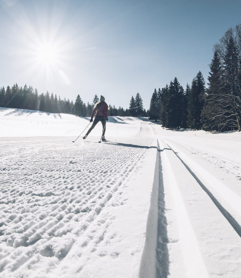 Skieuse à ski nordique à la station des Monts Jura