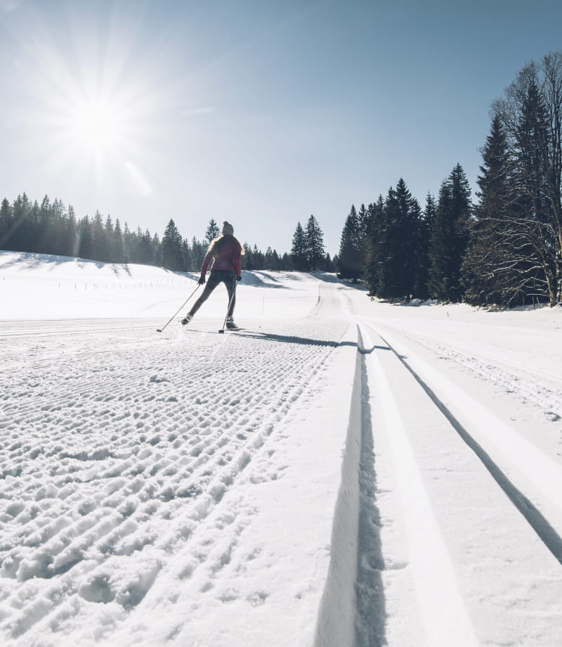 Skieuse à ski nordique à la station des Monts Jura