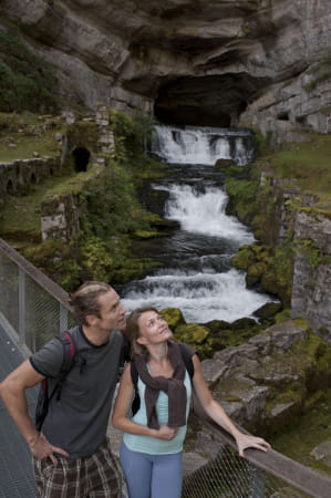 Couple sur le site touristique de la Source de La Loue