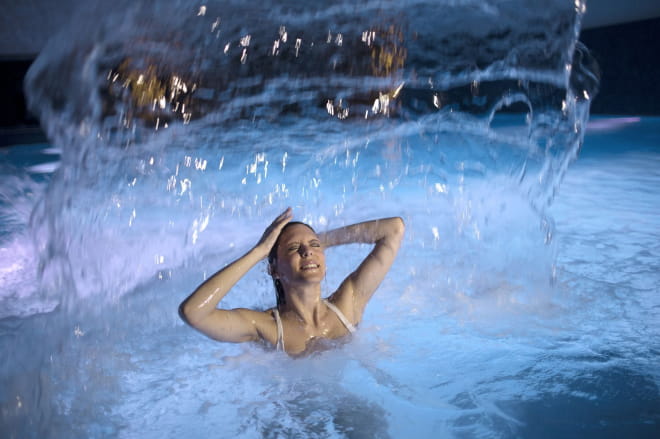 Jet et piscine aux thermes de Salins-les-Bains