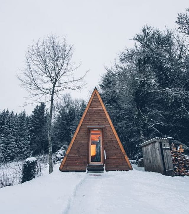Tipi en bois de l'espace Rivoire en hiver