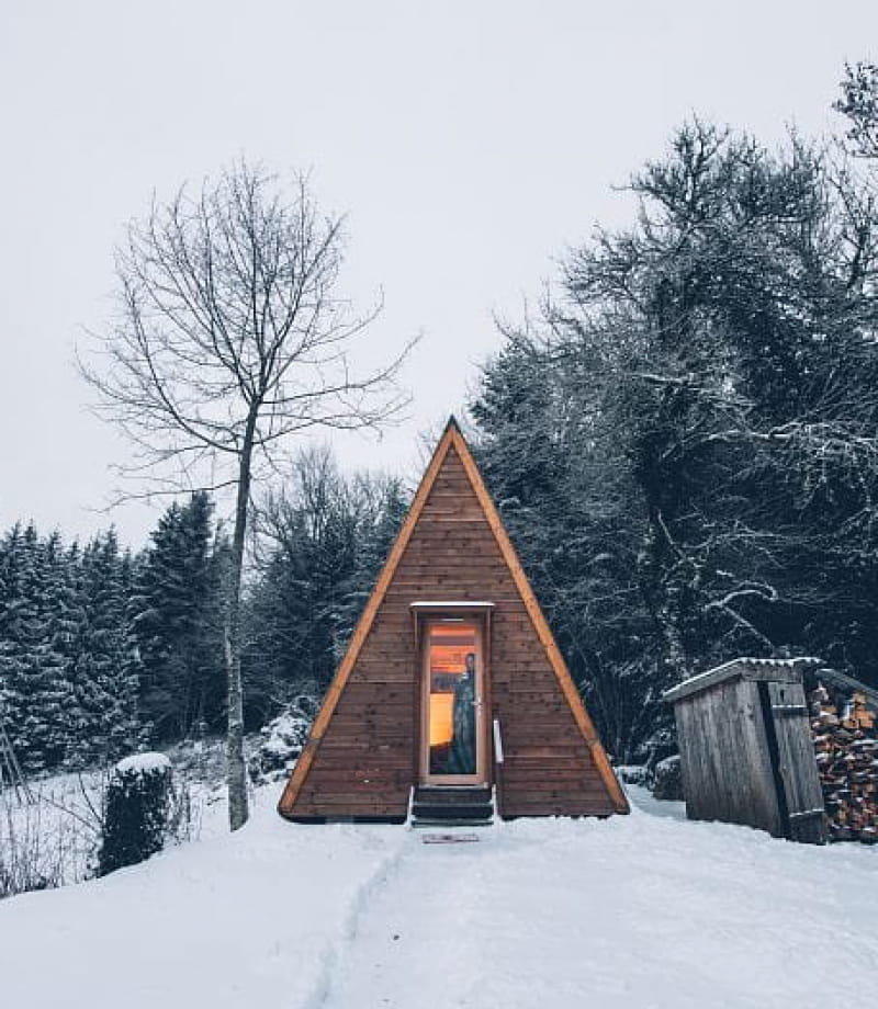 Tipi en bois de l'espace Rivoire en hiver