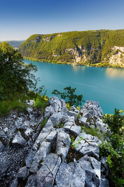 Le lac de Nantua entouré par les contreforts du massif du Jura