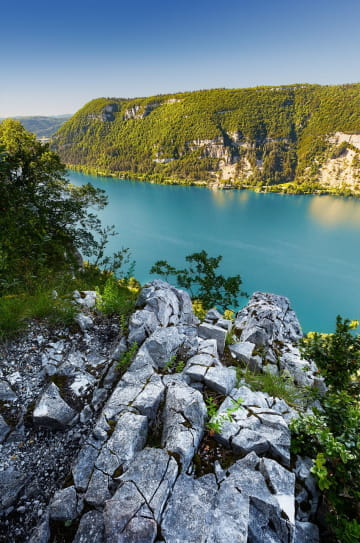 Le lac de Nantua entouré par les contreforts du massif du Jura