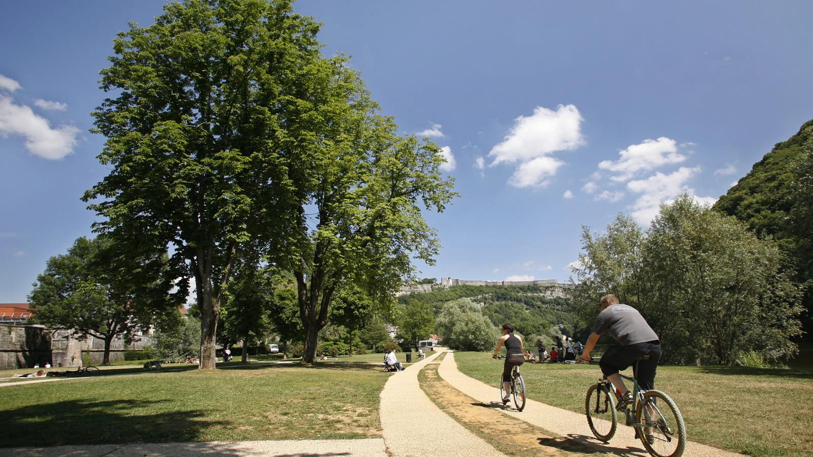 Vélo au pied de la citadelle de Besançon
