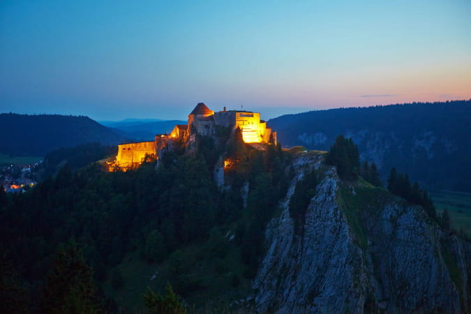 Le château de Joux eclairé de nuit