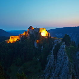 Le château de Joux eclairé de nuit