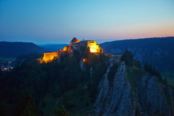 Le château de Joux eclairé de nuit