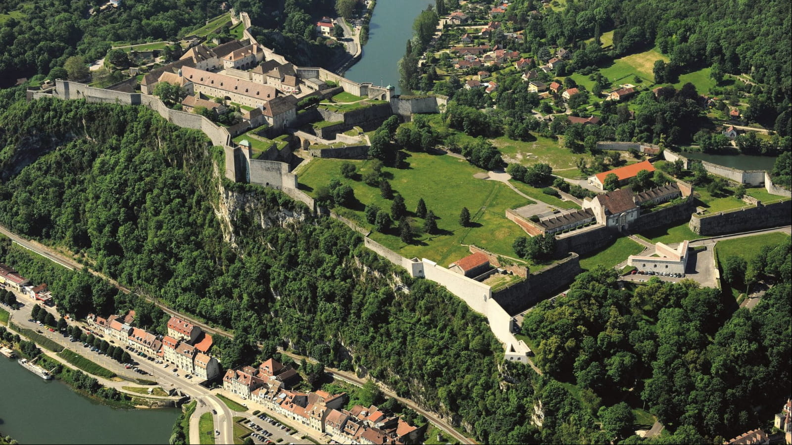 Vue aérienne sur les remparts de la Citadelle Vauban