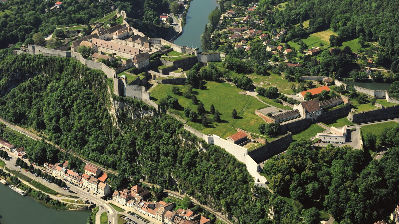 Vue aérienne sur les remparts de la Citadelle Vauban