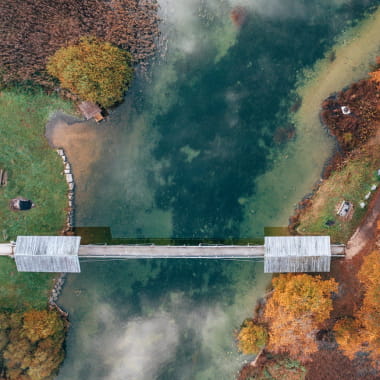 Vue-aérienne-passerelle-lac-Saint-Point