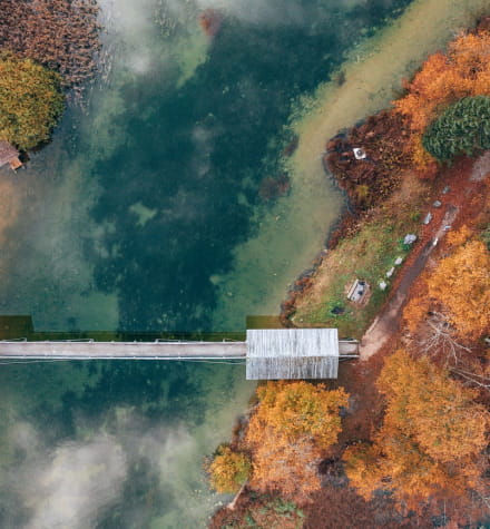 Vue-aérienne-passerelle-lac-Saint-Point