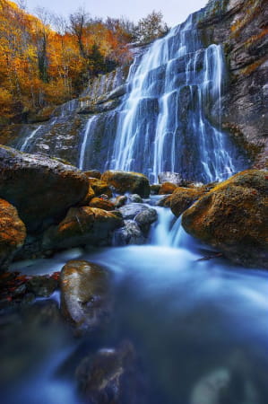Vue en contre plongée cascade du Hérisson en automne