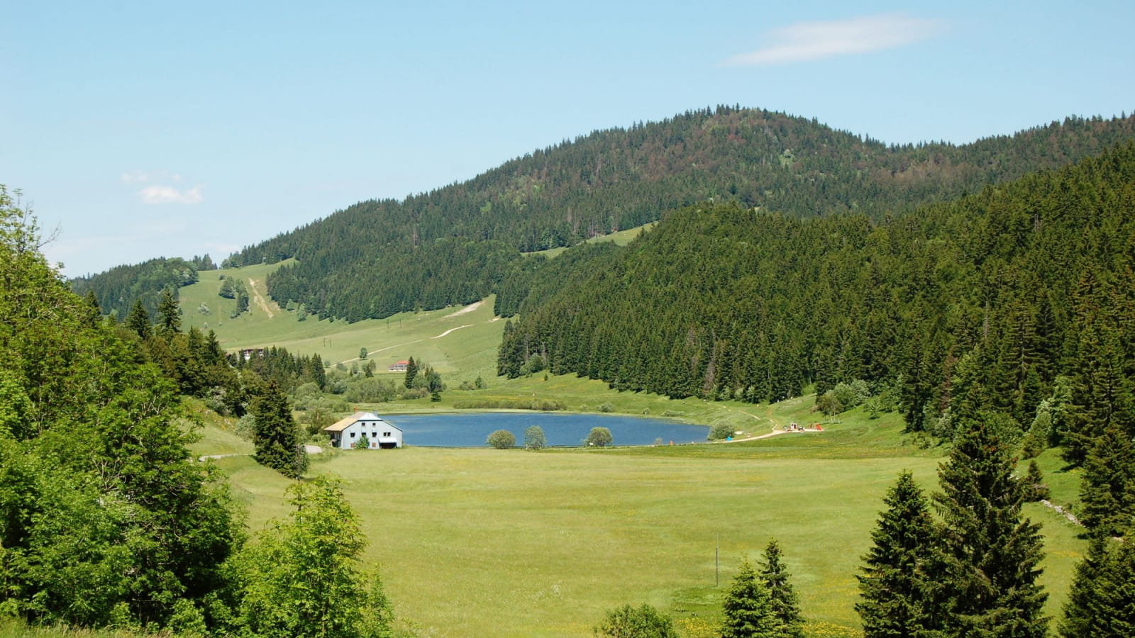 Vue lointaine du lac de Lamoura