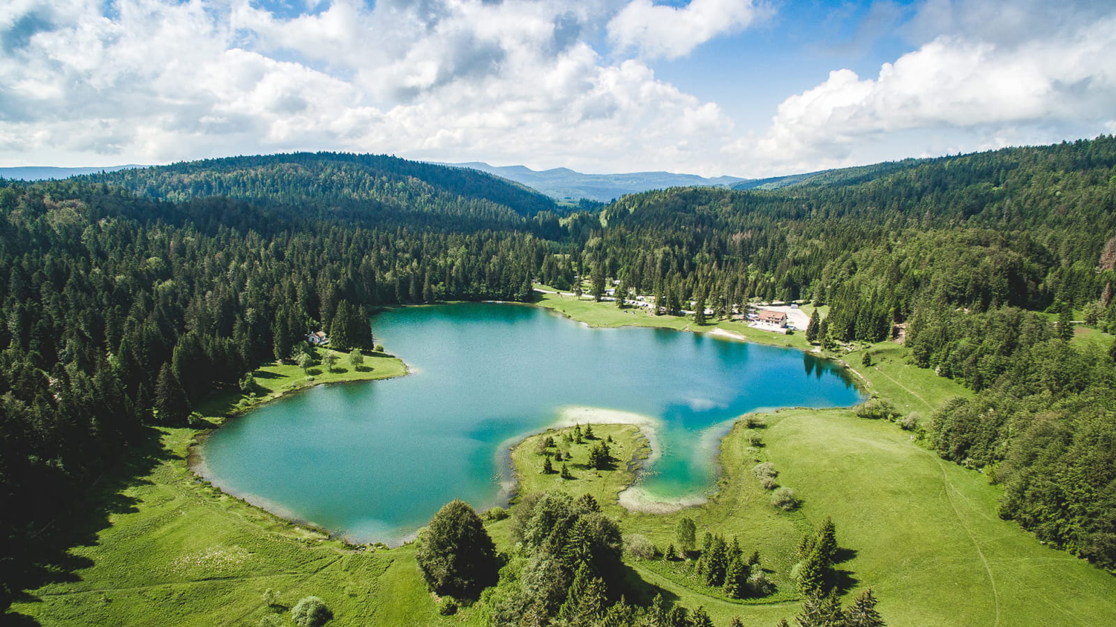 Vue lointaine du lac de Genin