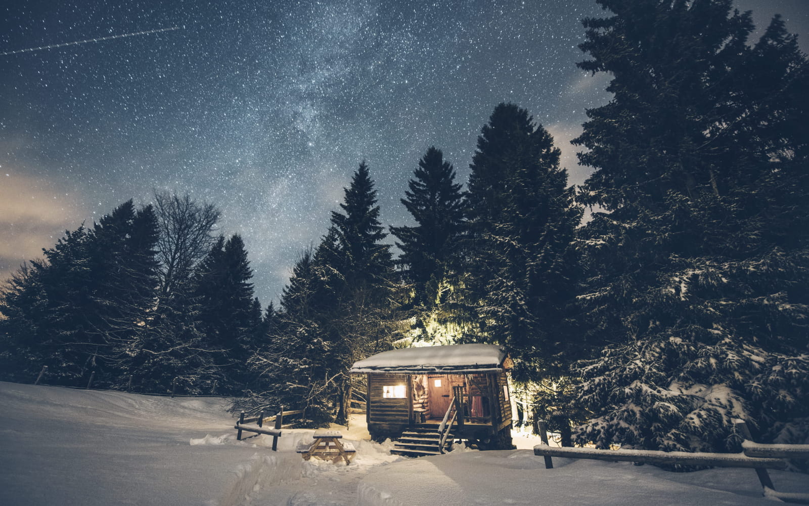 La cabane trappeur logée à la lisière de la forêt aux Loges du Coinchet à La Pesse