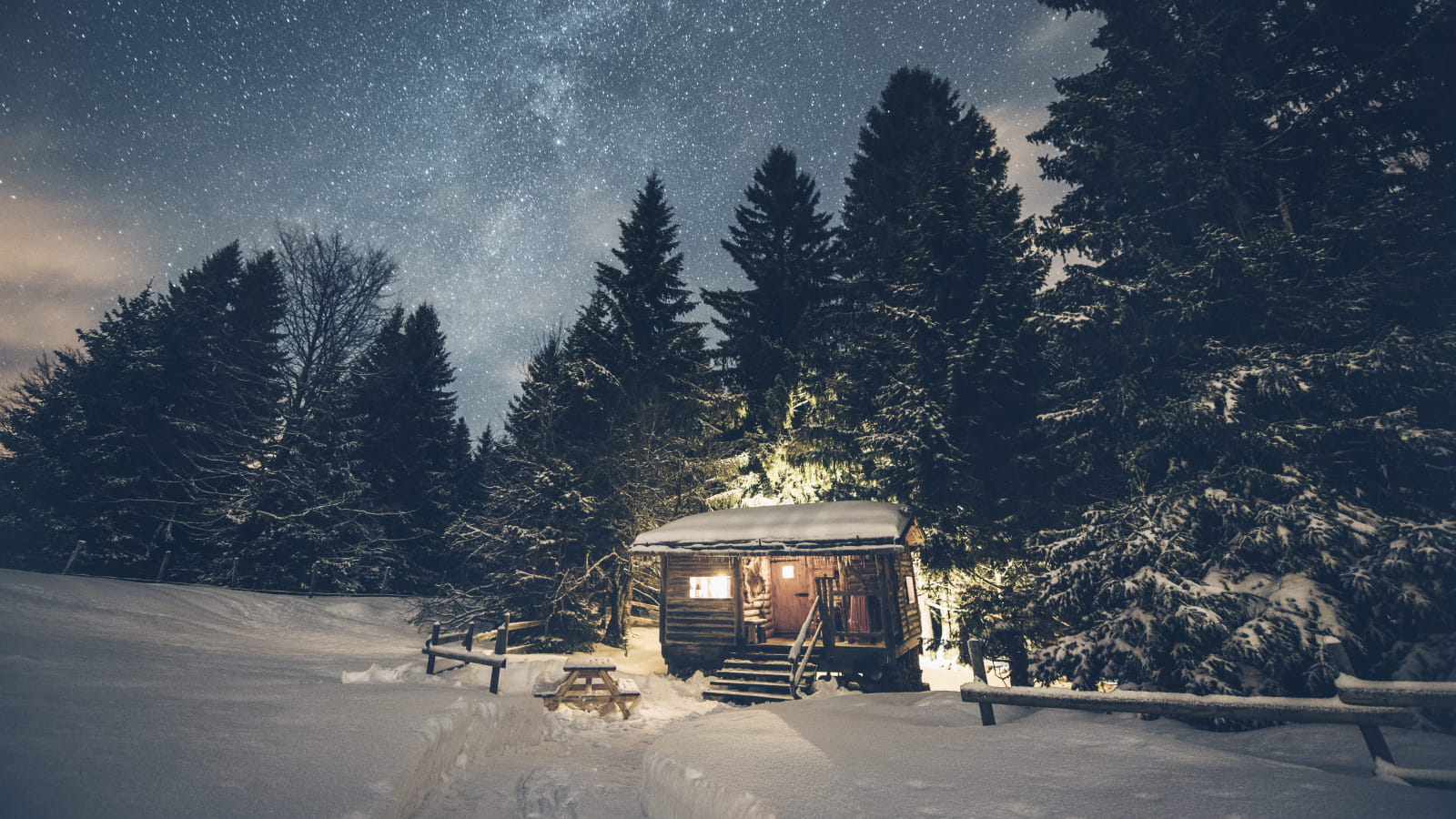 La cabane trappeur logée à la lisière de la forêt aux Loges du Coinchet à La Pesse