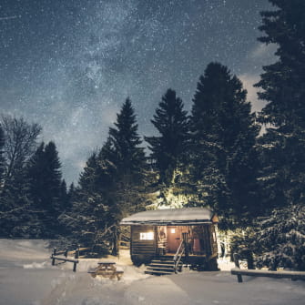 La cabane trappeur logée à la lisière de la forêt aux Loges du Coinchet à La Pesse