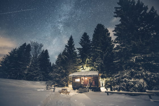 La cabane trappeur logée à la lisière de la forêt aux Loges du Coinchet à La Pesse