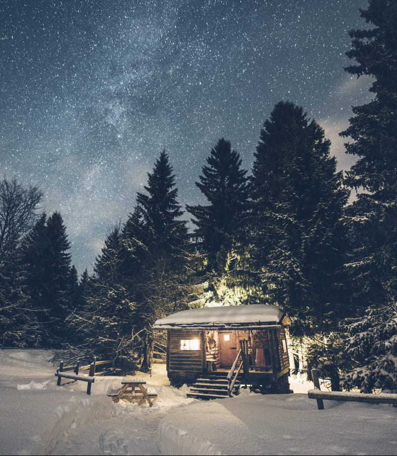 La cabane trappeur logée à la lisière de la forêt aux Loges du Coinchet à La Pesse