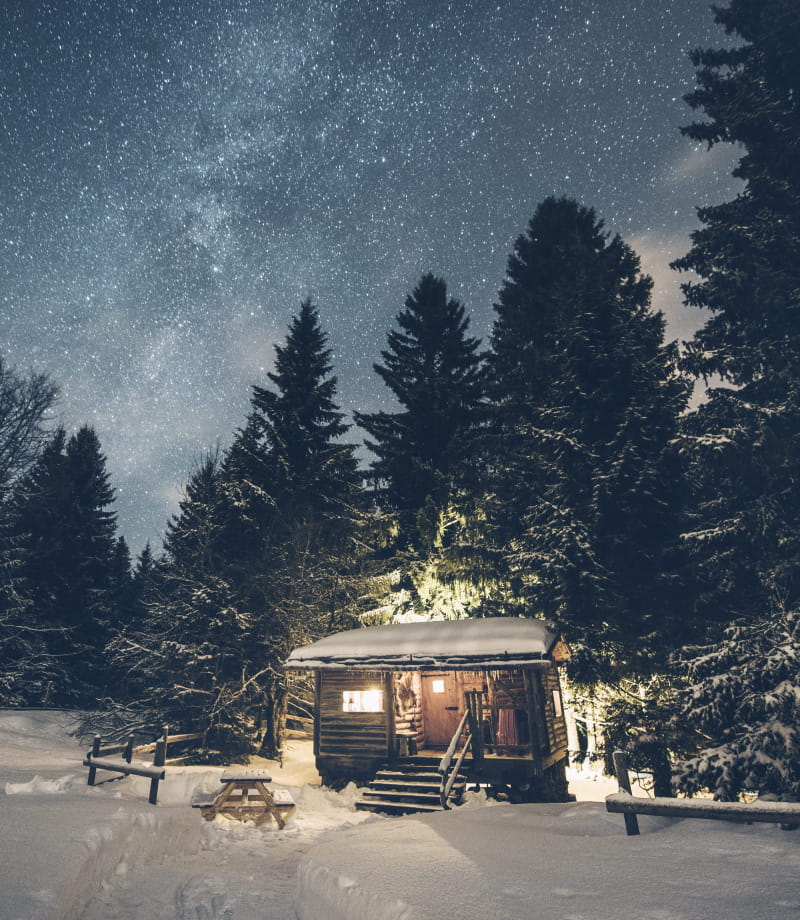 La cabane trappeur logée à la lisière de la forêt aux Loges du Coinchet à La Pesse