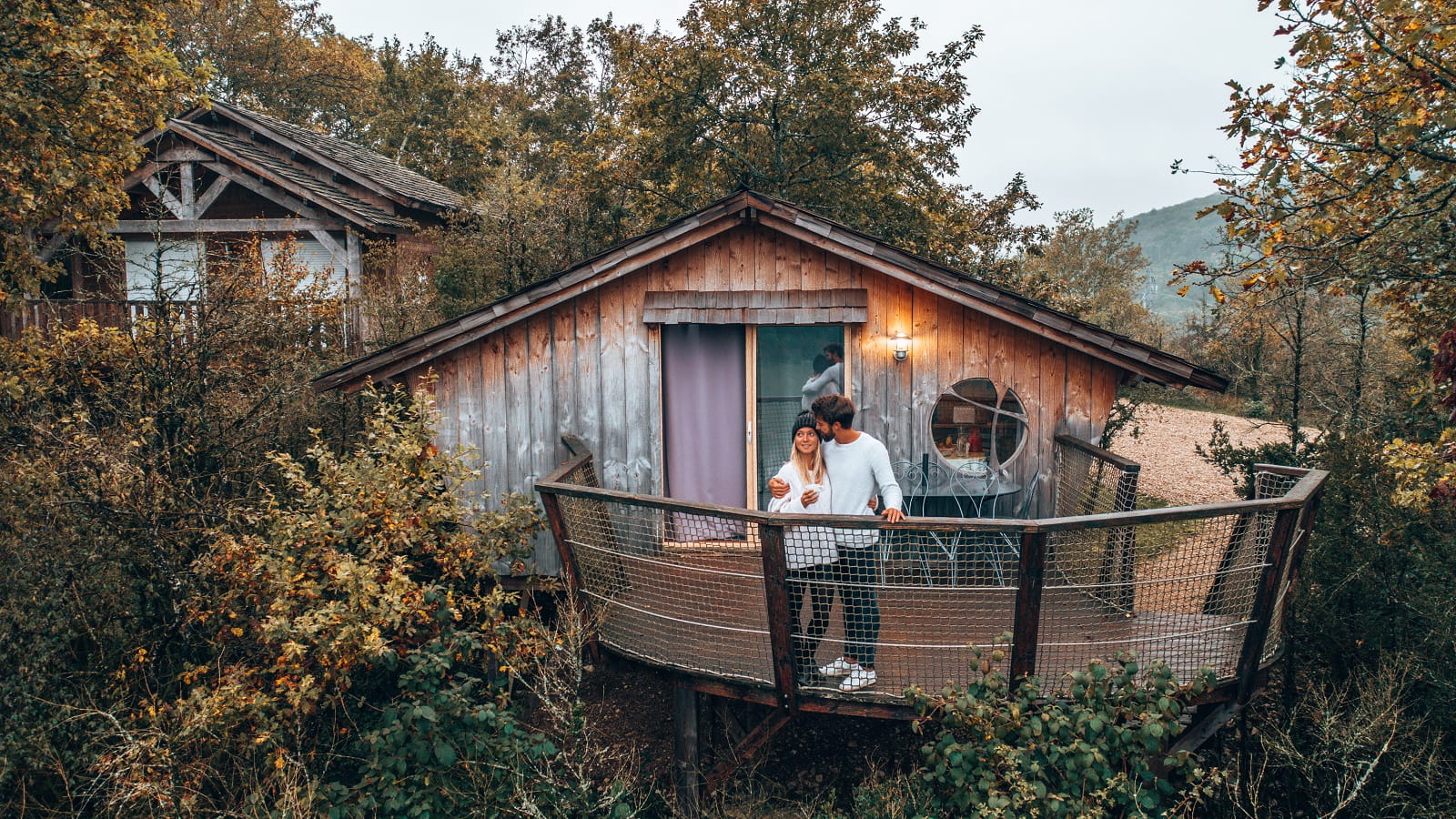 Couple profitant de la vue depuis une cabane perchée