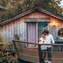 Couple profitant de la vue depuis une cabane perchée