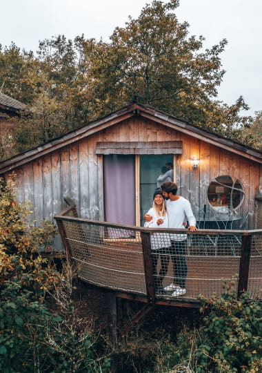 Couple profitant de la vue depuis une cabane perchée