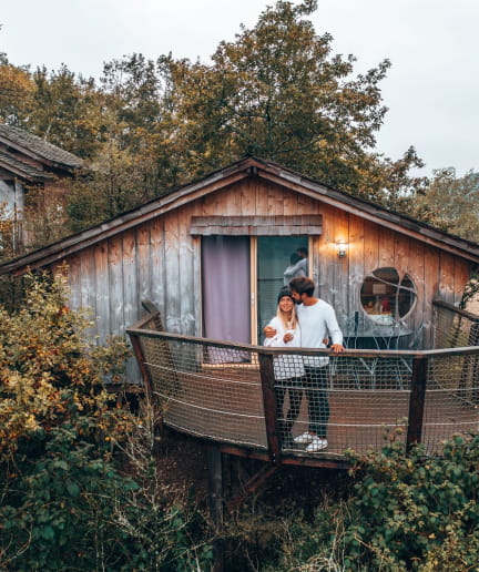 Couple profitant de la vue depuis une cabane perchée