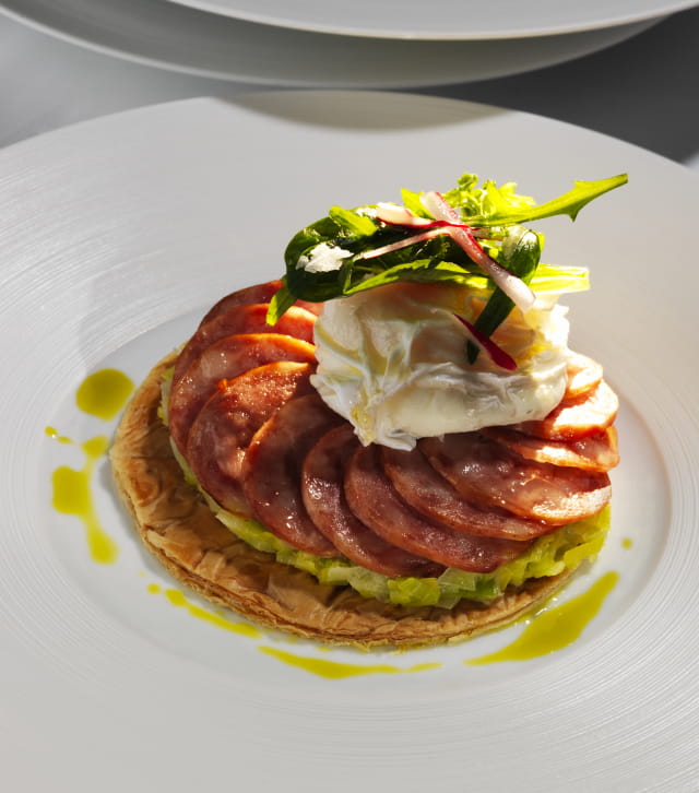 Tarte fine à la Morteau, étuvée de poireaux